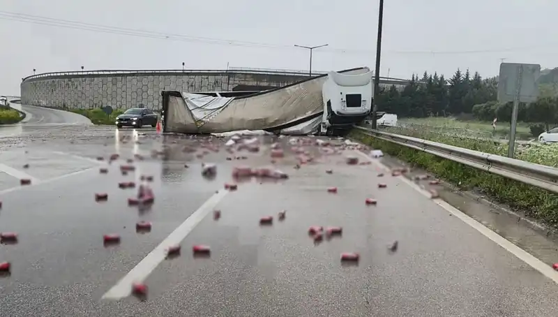 TIR Devrildi: Yolda İçki Saçıldı, Olay Yerinde Panik Hüküm Sürdü!
