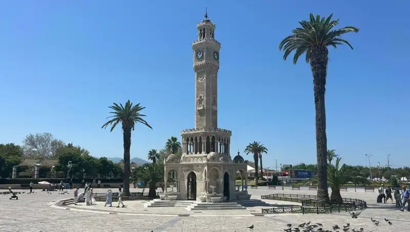 İzmir'de Korkutan Sıcaklık: Meydanlar Boş Kaldı, Hava 41 Dereceyi Buldu!