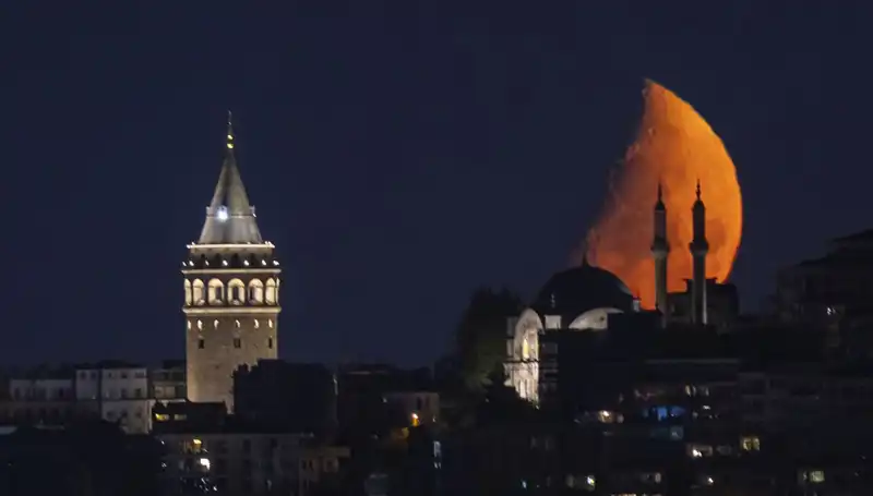 İstanbul'da Yarım Ay, Geceyi Aydınlattı: Büyüleyici Manzaralar Ortaya Çıktı