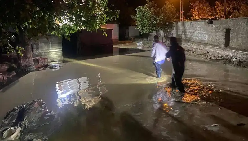 20 Dakikalık Şiddetli Yağış Bir Evi Çökerterek Aileleri Sokağa Dökme Riski Yarattı