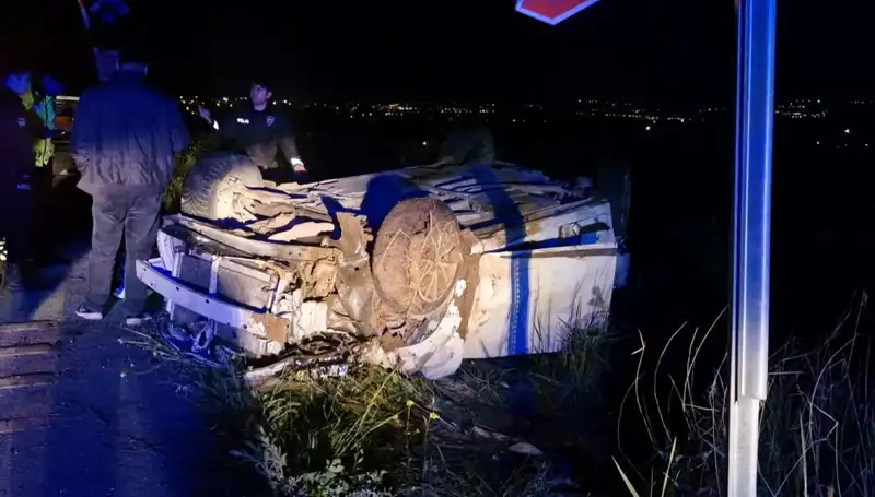 Otomobil Şarampole Devrildi: Feci Kazada 1 Kişi Hayatını Kaybetti, 3 Yaralı