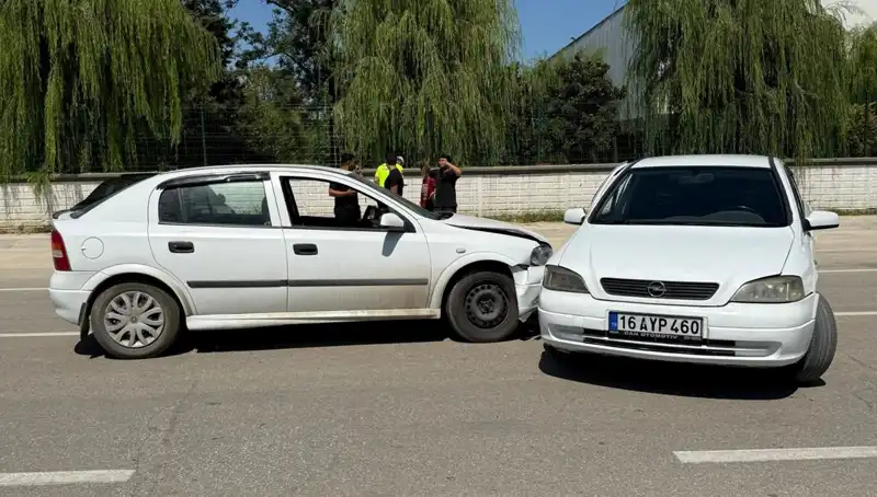 İki Otomobil Çarpıştı: Olayda İki Kişi Yaralandı