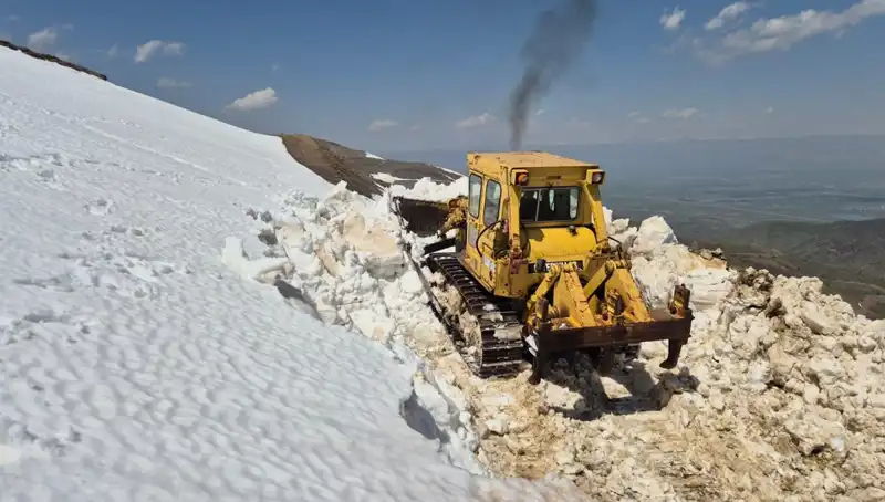 Nisan Ayında Türkiye’yi Vuran Kar: 2 Metreyi Aşan Karda Yol Açma Mücadelesi