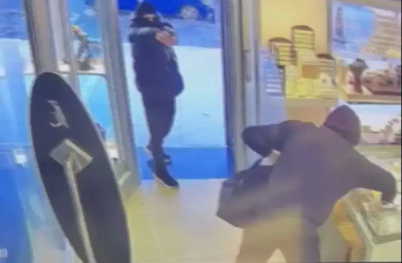 Ümraniye'de Maskeli Soygun Girişimi: Silahlı Şahisler Dikkat Çekti